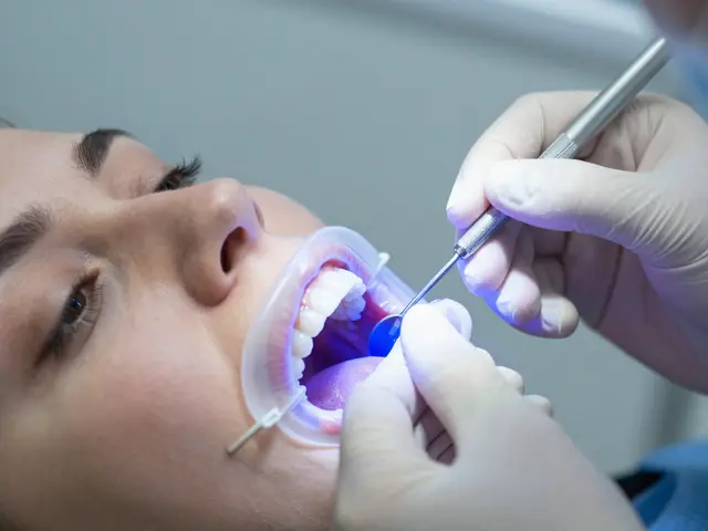 Jak funguje bělení zubů: Kompletní průvodce pro bezpečný a trvalý výsledek