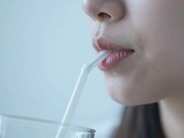 Jak dlouho nekousat na korunku? Doporučené doby po instalaci zubní korunky