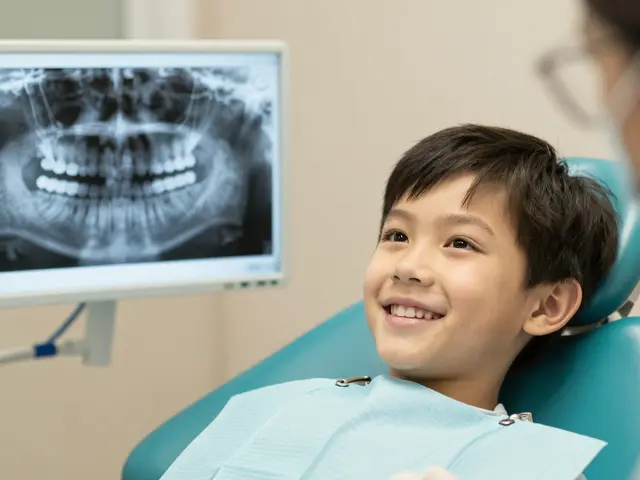 Kdy rostou poslední stoličky? Všechno, co potřebujete vědět o vývoji trvalých zubů u dětí