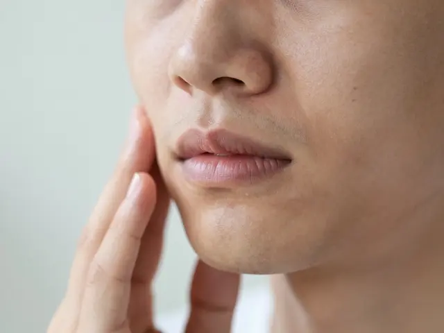 Jak poznat, že vám rostou moudráky? Příznaky a varovné signály