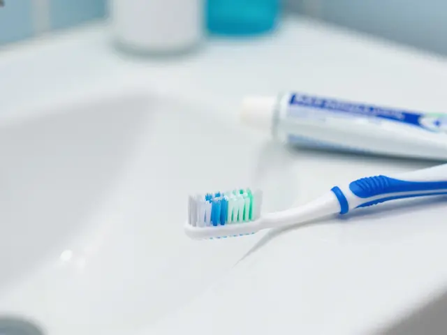 Proč byste měli používat mezizubní kartáčky každý den: Kompletní průvodce