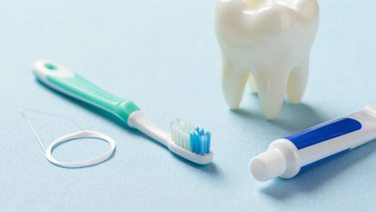 Dětská zubní kartáček, nitka a model zubu pro prevenci kazu