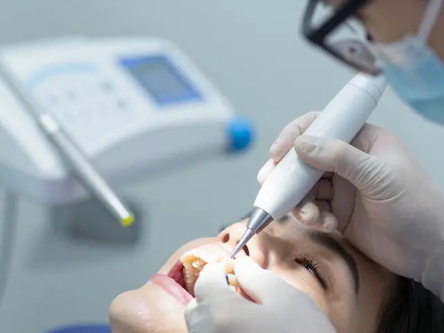 Keramické zuby a zubní hygiena: Kompletní průvodce pro návštěvu hygienistky