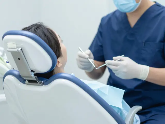 Hybridní zubní náhrada: Kompletní průvodce, výhody a broušení zubů